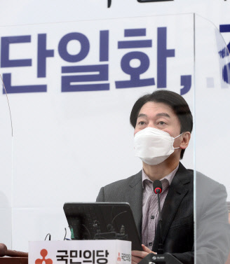 안철수 국민의당 대표가 4일 국회에서 열린 최고위원회의에서 발언하고 있다. 연합뉴스